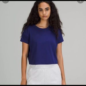 Like new, lululemon cate’s t-shirt size 6 💙